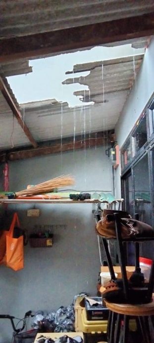 柔：新闻： 地点：新山柔佛再也德拉黛  狂风大雨袭击 吹飞屋瓦  居民忙修屋顶清理家园