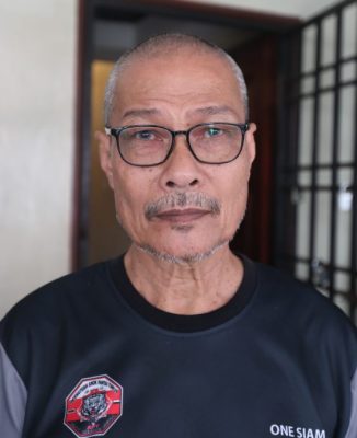 柔：新闻： 地点：新山柔佛再也德拉黛  狂风大雨袭击 吹飞屋瓦  居民忙修屋顶清理家园