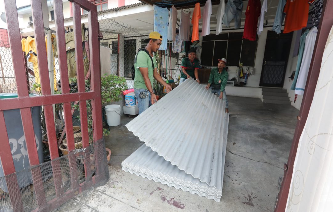 柔：新闻： 地点：新山柔佛再也德拉黛  狂风大雨袭击 吹飞屋瓦  居民忙修屋顶清理家园