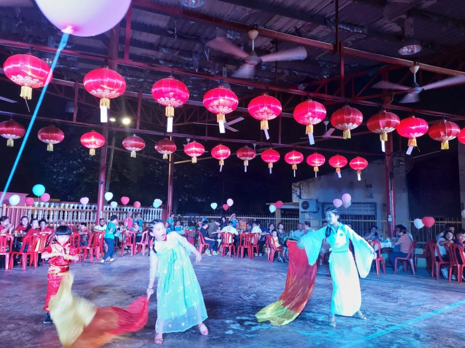 柔:新闻: 銮福建会馆双亲节晚宴: 沈玉萍及郑文川促政府 关注老人心理健康