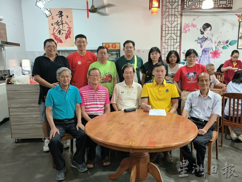 柔:新闻:居銮篮球总会7月12日举办篮球锦标赛。