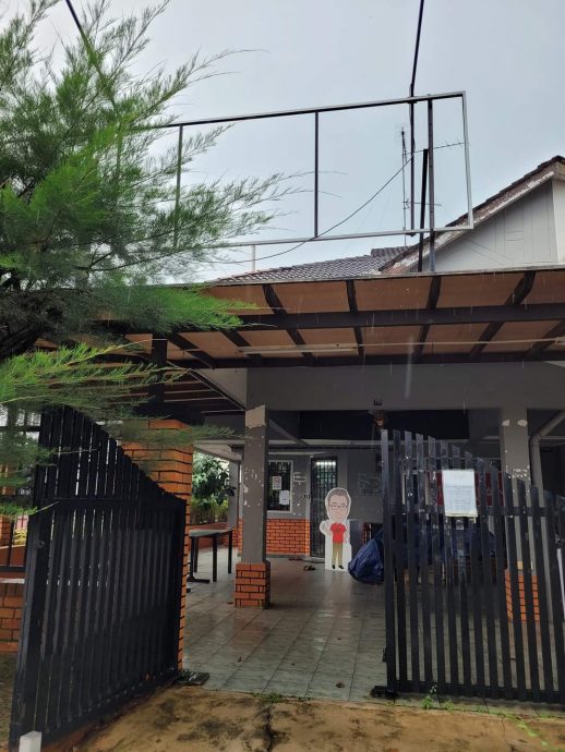 柔：新闻：狂风夹带大雨侵袭，多处树倒食摊招牌被刮落