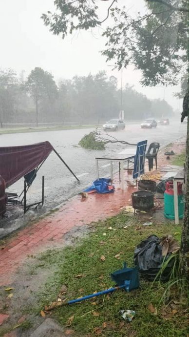 柔：新闻：狂风夹带大雨侵袭，多处树倒食摊招牌被刮落