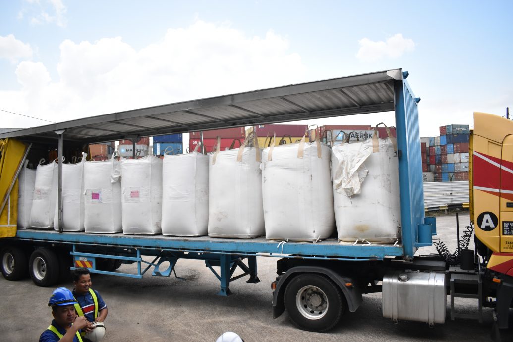 柔:新闻:狮城入境新山 司机非法进口18公吨白米