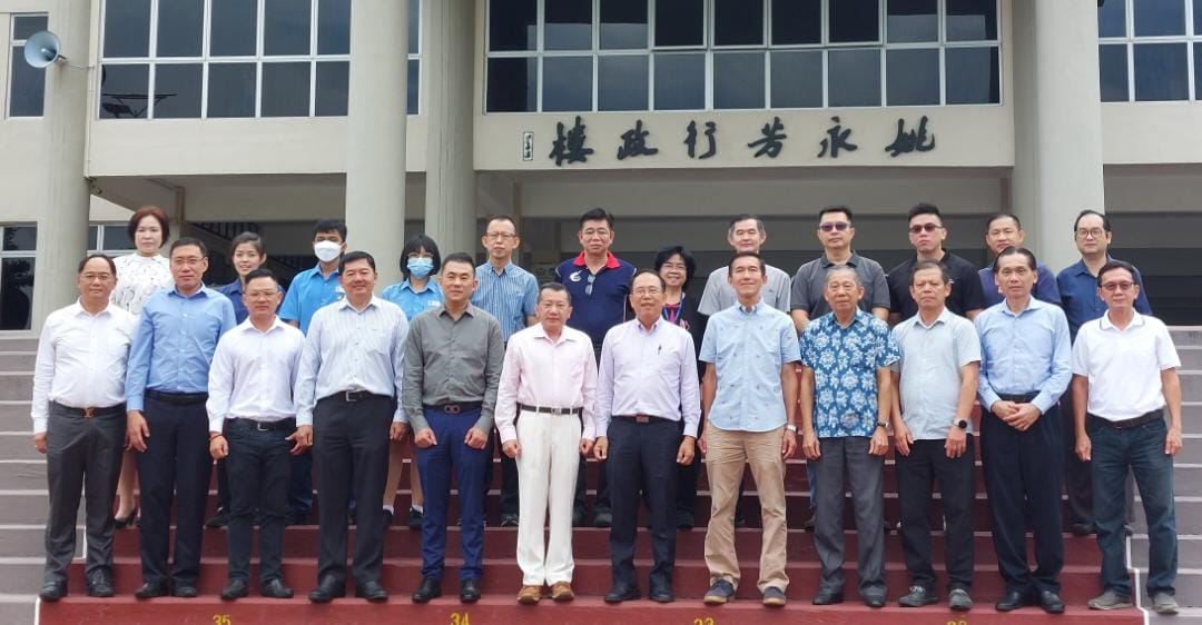 柔:新闻:銮中 中总签备忘录 为电科学生提供课程