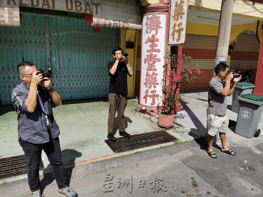 柔:时尚记事簿(6月17日见报):底片相机东山再起,掀复古照片风潮