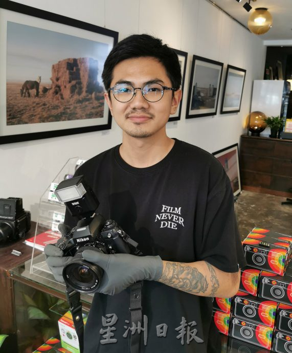 柔:时尚记事簿(6月17日见报):底片相机东山再起,掀复古照片风潮