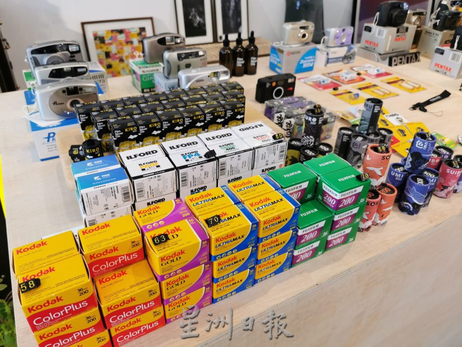 柔:时尚记事簿(6月17日见报):底片相机东山再起,掀复古照片风潮