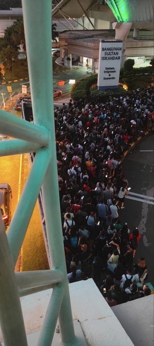 柔:父亲节前夕关卡人满为患,排队人龙:大臣在哪里?