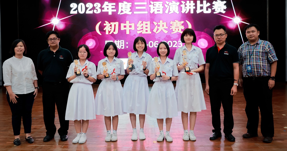 柔:版四双头条之二:本报赞助:宽中古来分校演讲比赛初三(1)的张梓桐获冠