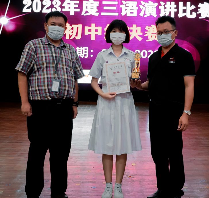 柔:版四双头条之二:本报赞助:宽中古来分校演讲比赛初三(1)的张梓桐获冠