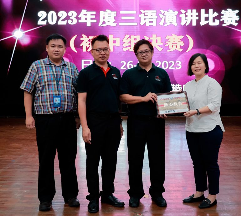 柔:版四双头条之二:本报赞助:宽中古来分校演讲比赛初三(1)的张梓桐获冠