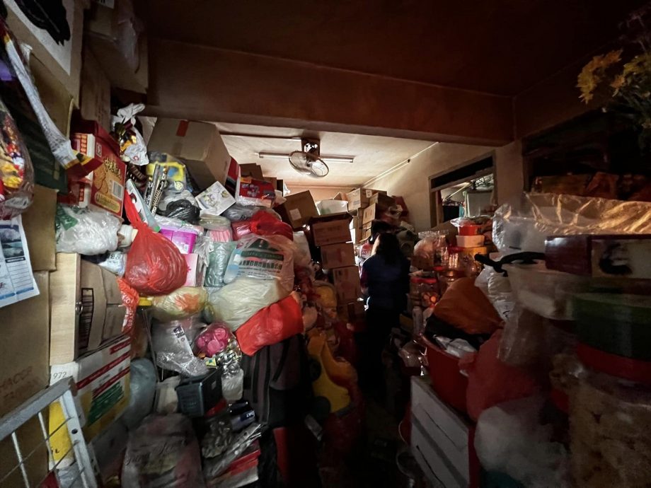 柔：版头之一：妇女在家里内外囤积20年物品，议员办公室协助清理杂物，邻居才发现2名孩子长期住在狭窄的空间