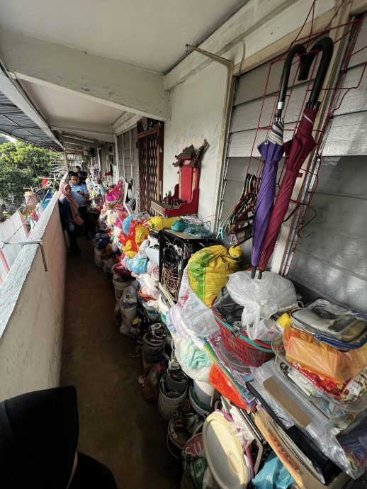 柔:版头之一:妇女在家里内外囤积20年物品,议员办公室协助清理杂物,邻居才发现2名孩子长期住在狭窄的空间
