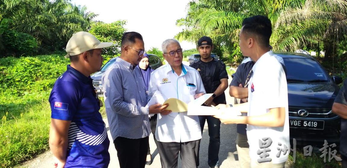 柔:甘榜双溪避兰东村民盼尽快维修崩裂的道路