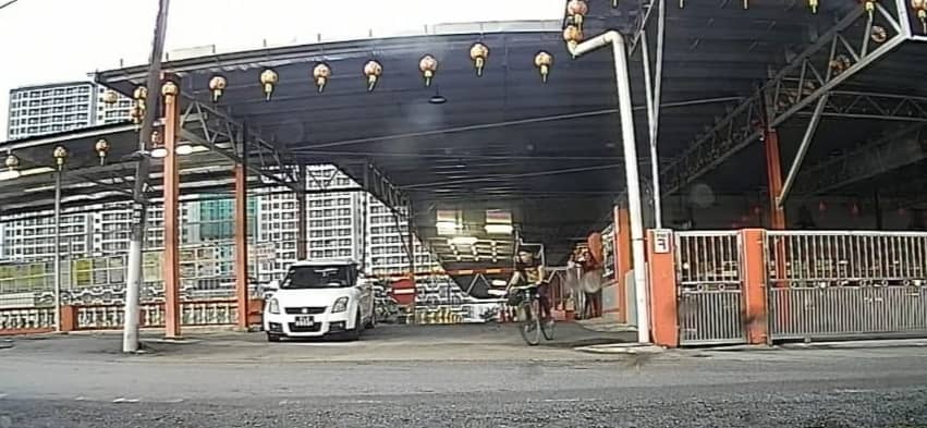 柔:男子骑乘脚车,手持巴冷刀当街抢劫,警方刻在追捕