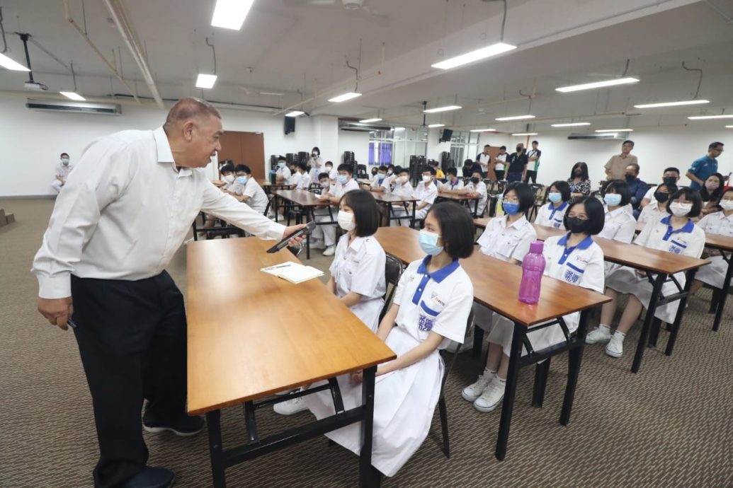 柔:第三版头条:本报活动:快乐农耕首场活动新山宽中至达城分校开跑