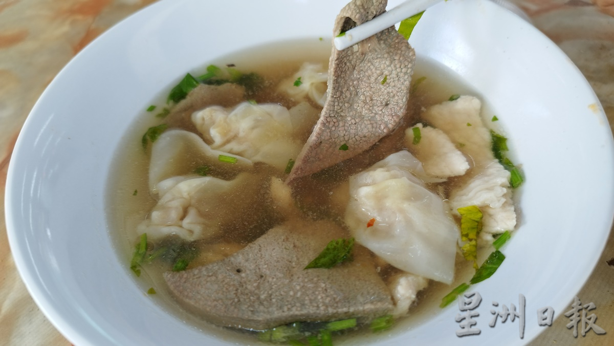 柔:食客指路:(6月6日见报)香辣可口,客家酸辣云吞面滋味佳