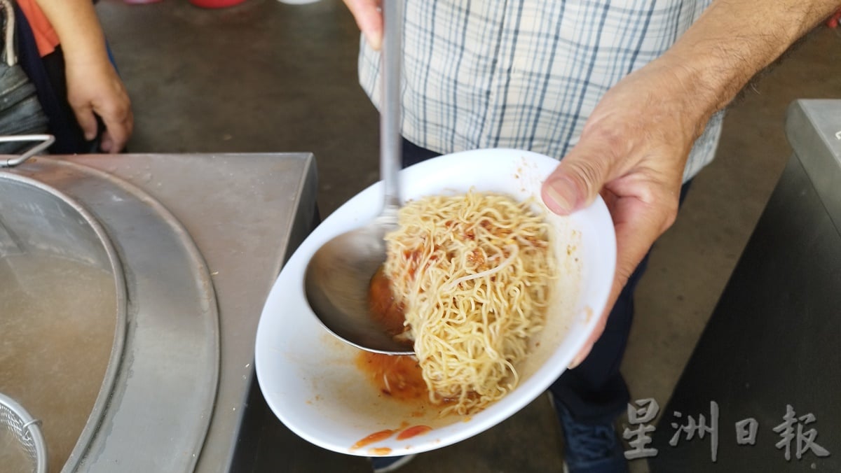 柔:食客指路:(6月6日见报)香辣可口,客家酸辣云吞面滋味佳
