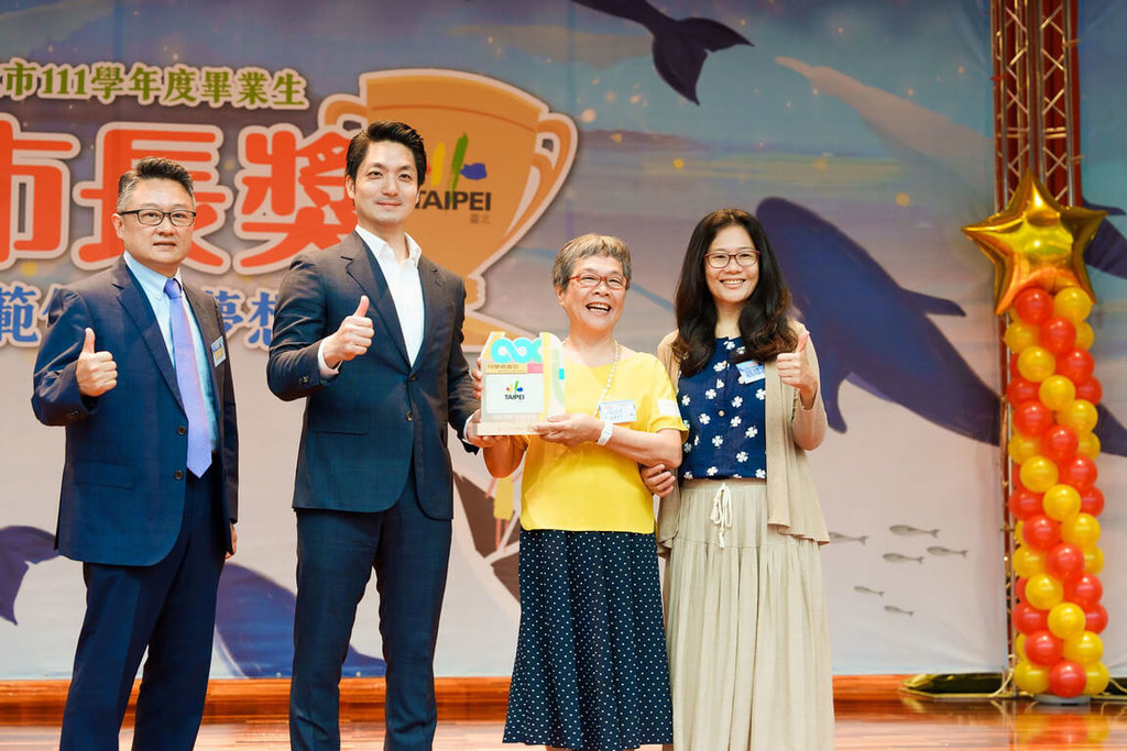 每天通勤3小时圆求学梦 73岁高中生拿台北市长奖