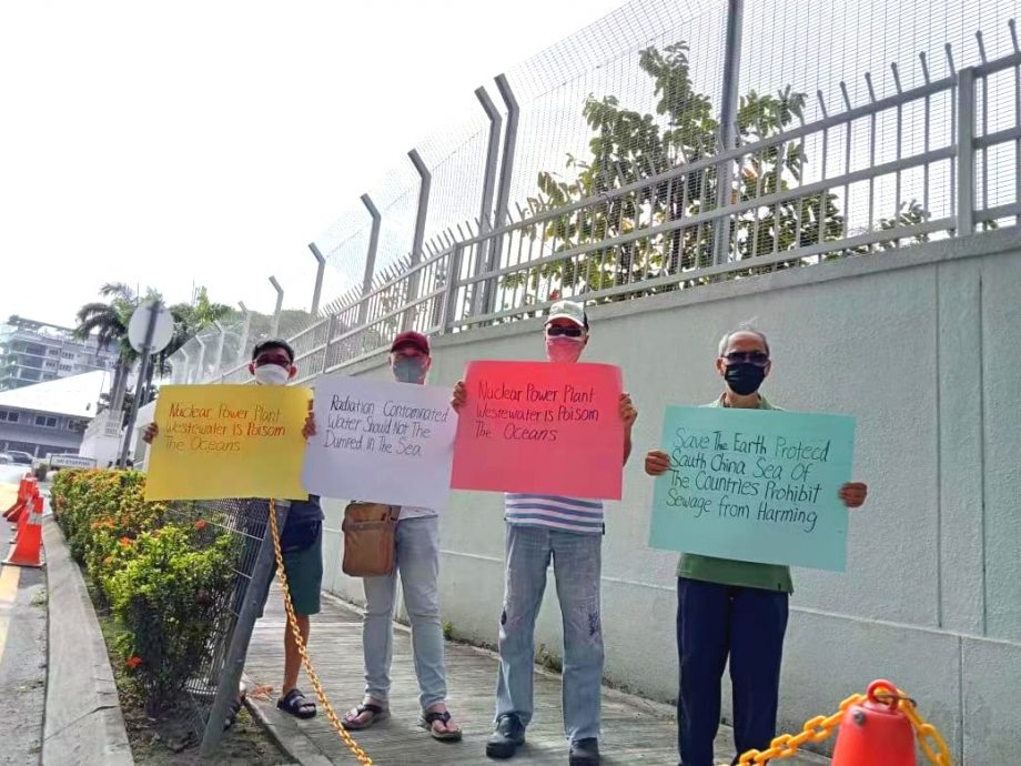 民众到日本驻马大使馆抗议