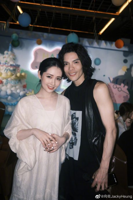 没缺席儿子周岁宴 向佐熊抱郭碧婷放闪
