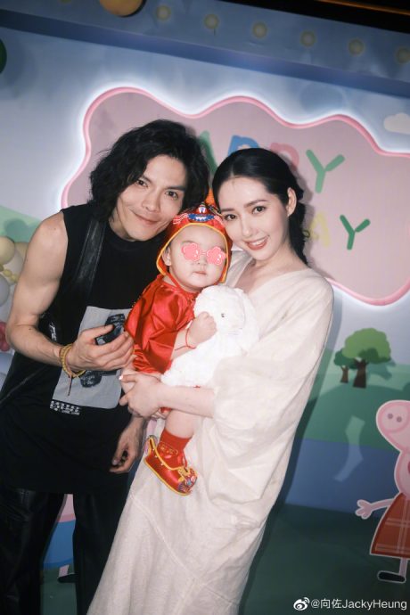 没缺席儿子周岁宴 向佐熊抱郭碧婷放闪