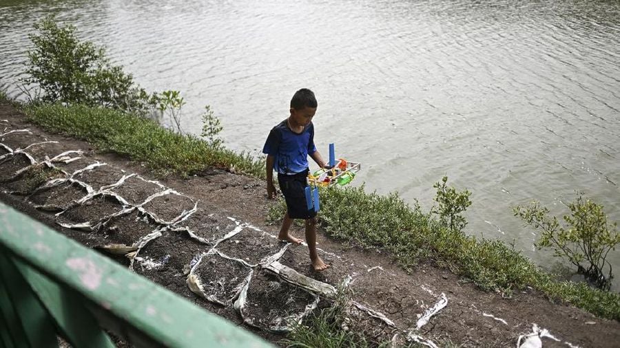 沿海村庄渐被大海吞没 200村民4小学生坚守家园