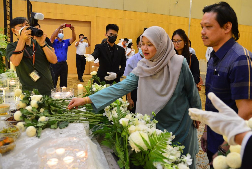 法丽娜到灵堂,为已故莫泰熙献花致哀