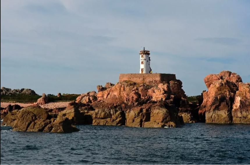 法国小岛疫后现“过度旅游” 夏季旅游高峰日限4700旅客