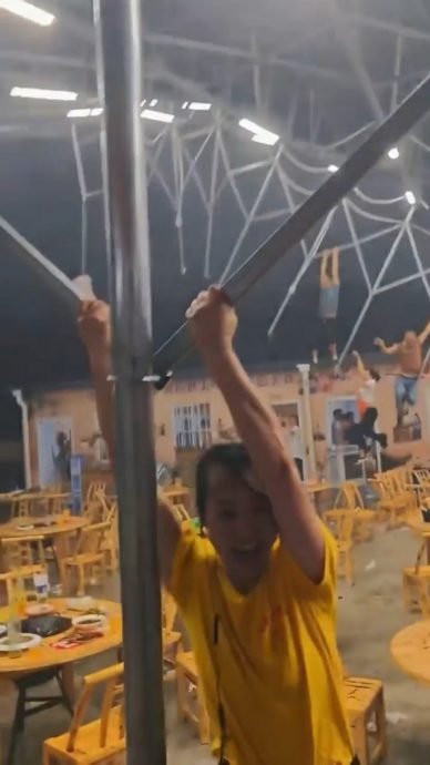 湖北宜昌狂风掀飞餐厅雨棚 多人被带至半空后堕地