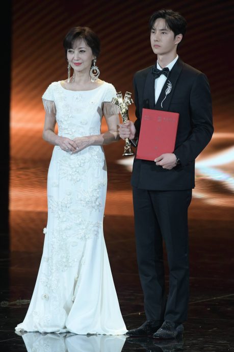 王一博获最受传媒关注男主角 难掩激动“会继续努力!”