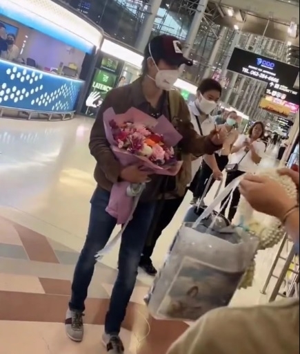 王力宏抵曼谷开唱 李靓蕾“蕾神之槌”再现?