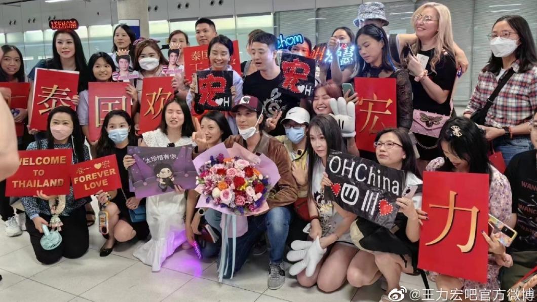 王力宏抵曼谷开唱 李靓蕾“蕾神之槌”再现?