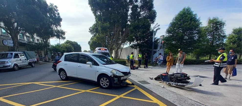 王瞳惊传车祸车头毁损 女骑士摩托外壳四散