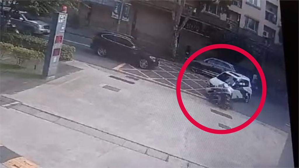 王瞳惊传车祸车头毁损 女骑士摩托外壳四散