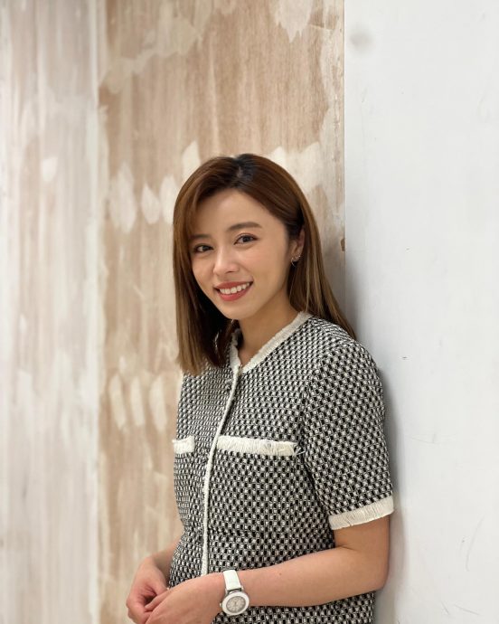 王瞳惊传车祸车头毁损 女骑士摩托外壳四散