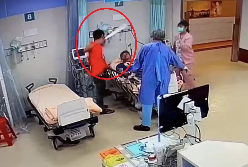 男子持锯闯急诊室行凶 医生警卫扑前夺锯捉人