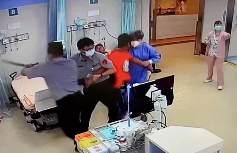 男子持锯闯急诊室行凶 医生警卫扑前夺锯捉人