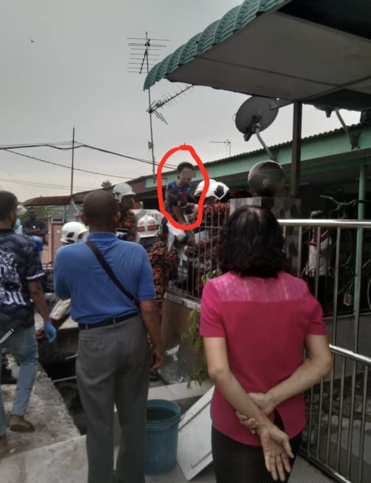 男童被篱笆铁枝插进臀部