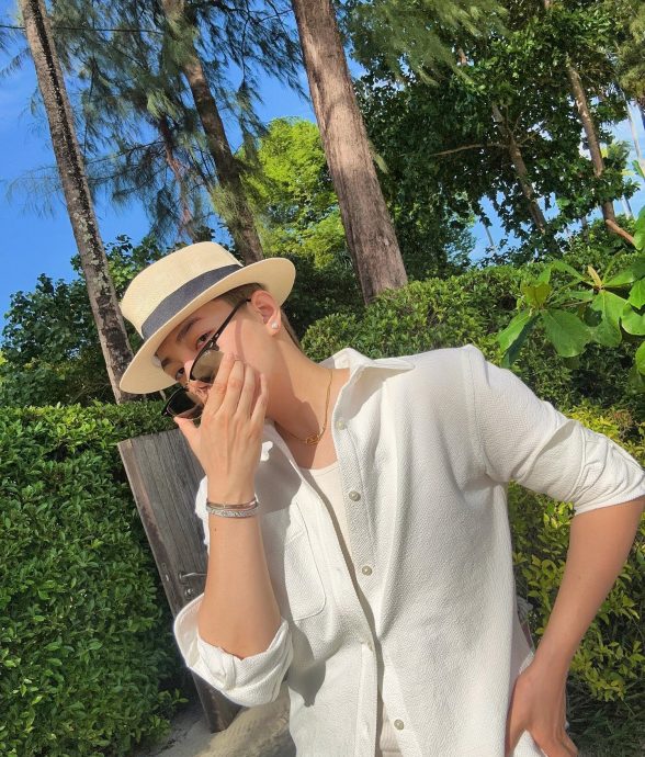  疑与同性密友出游 阿娇罕晒性感泳装照