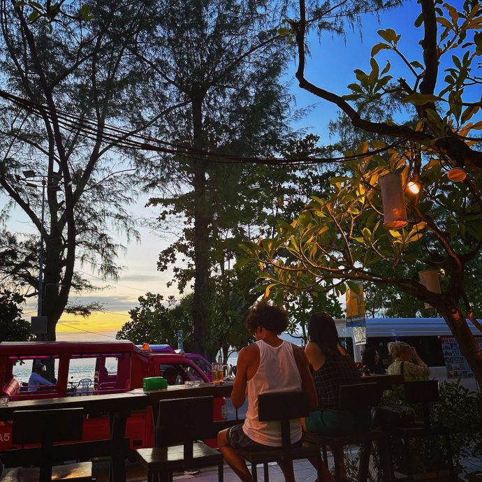  疑与同性密友出游 阿娇罕晒性感泳装照