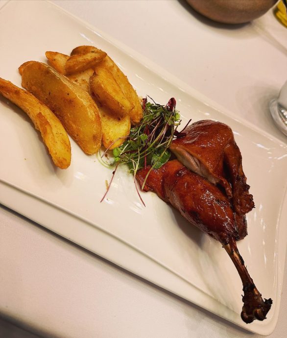  疑与同性密友出游 阿娇罕晒性感泳装照