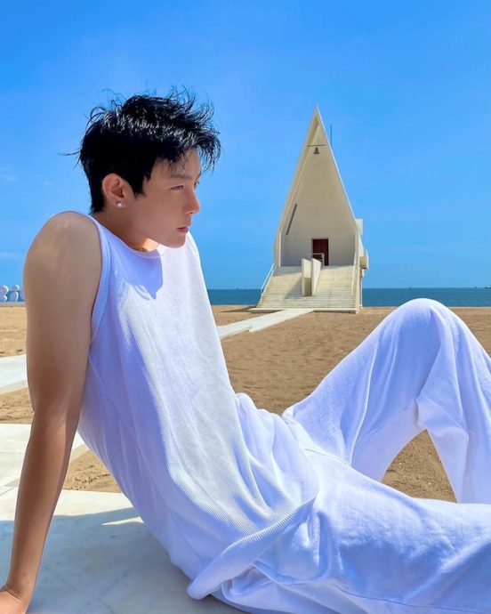  疑与同性密友出游 阿娇罕晒性感泳装照