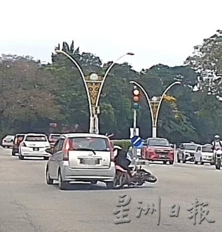 疑闯红灯与摩托碰撞 轿车女司机:当时是黄灯