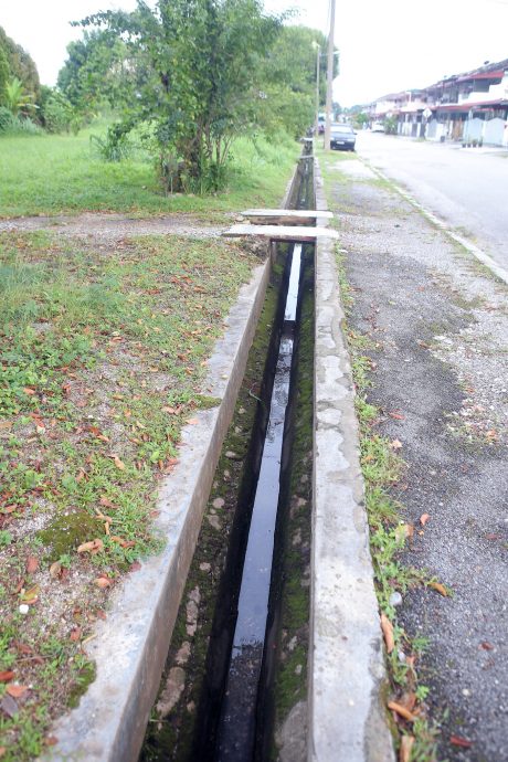 白兰园56路草场野草沟塞废弃车 市政厅派员解决