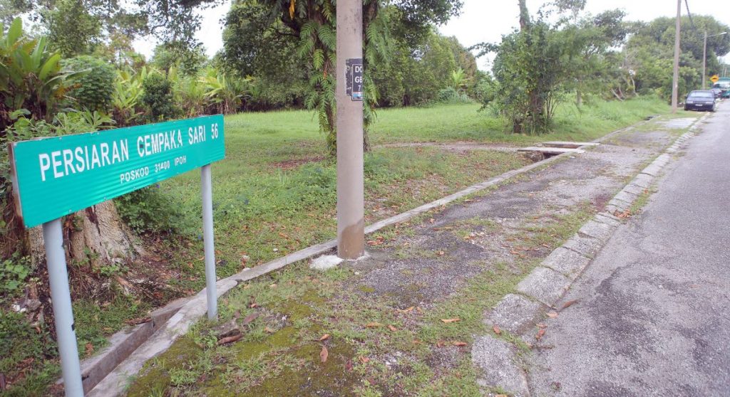 白兰园56路草场野草沟塞废弃车 市政厅派员解决