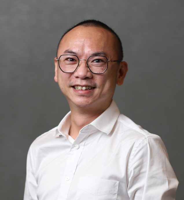 白兰园56路草场野草沟塞废弃车 市政厅派员解决