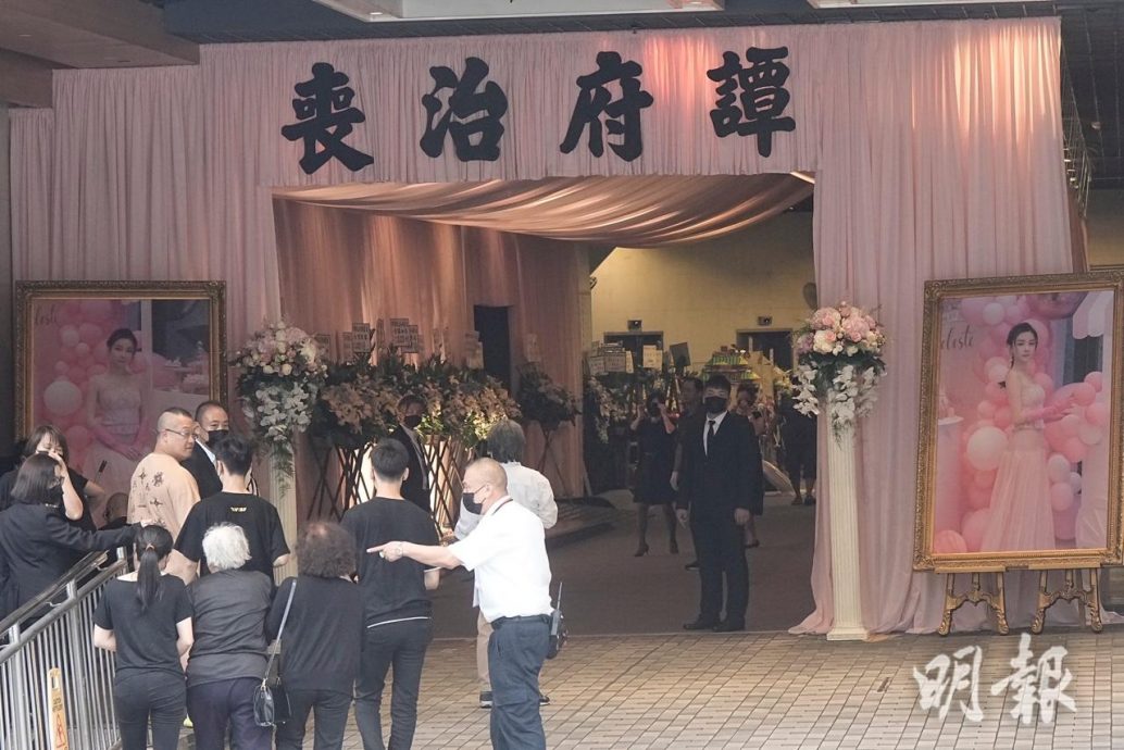 看世界)蔡天凤粉色灵堂布置曝光 丈夫花牌：天凤爱妻 一生最爱