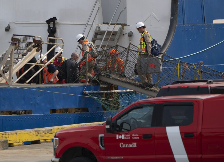 看世界/“泰坦”号潜水器母船返港 加拿大当局登船调查 或需18个月到2年完成调查